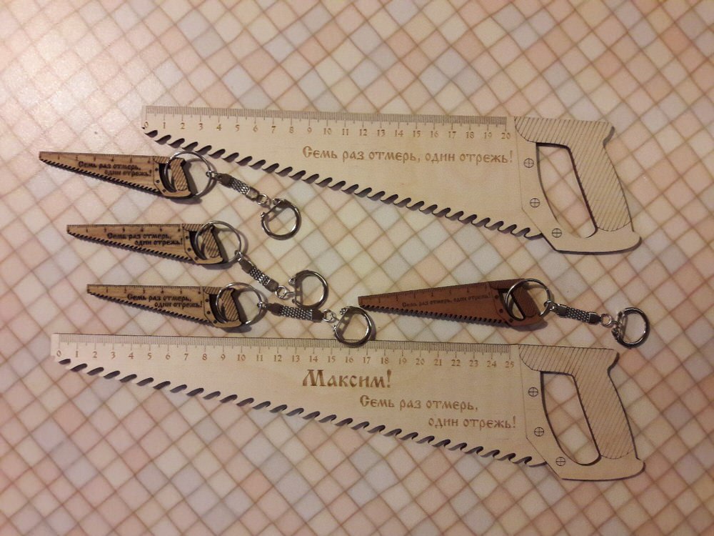 Wooden saw-shaped ruler keychains with engraved markings